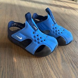 Toddler Nike sandal size 6